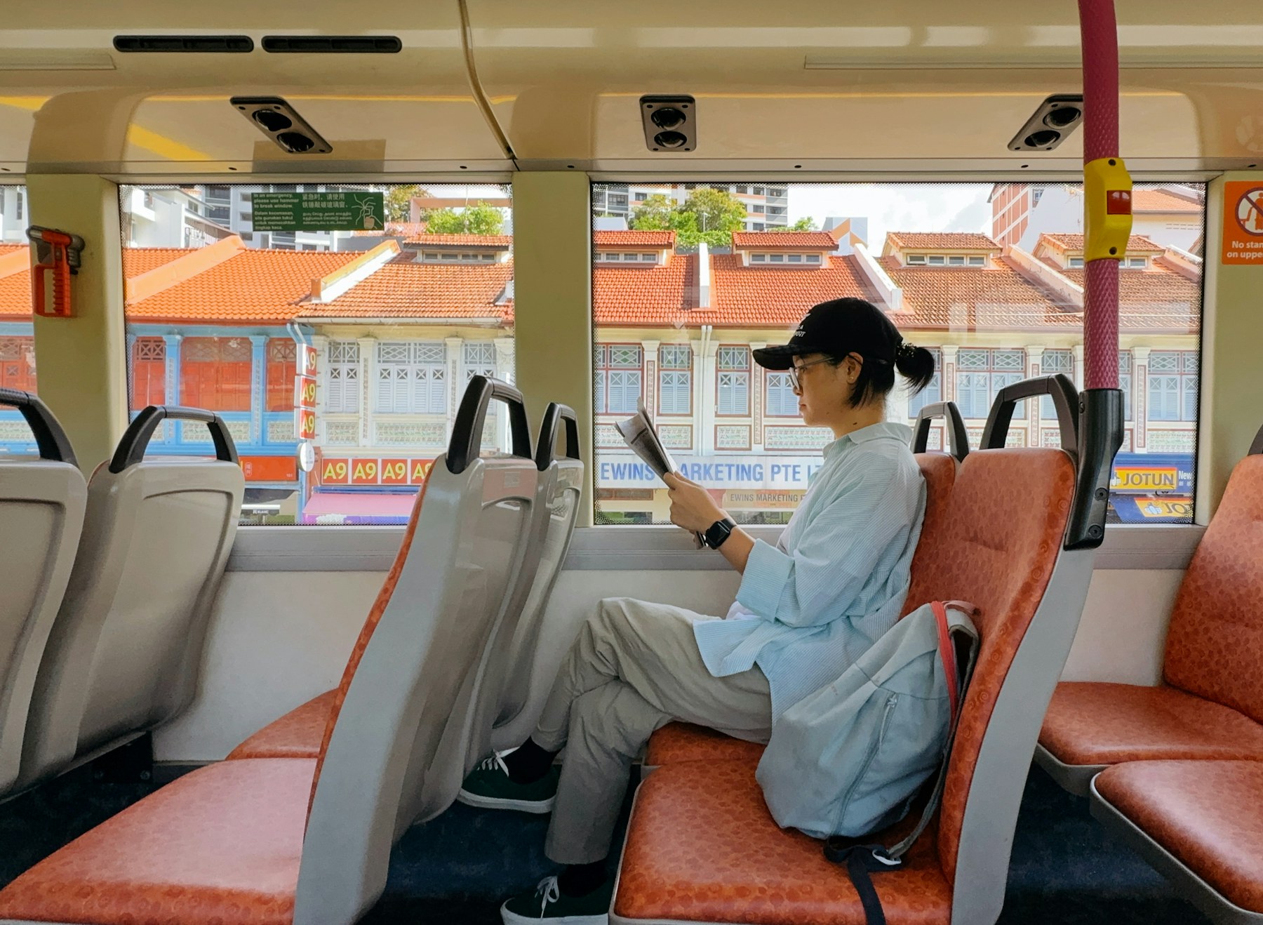 Osoba čita tijekom vožnje autobusom